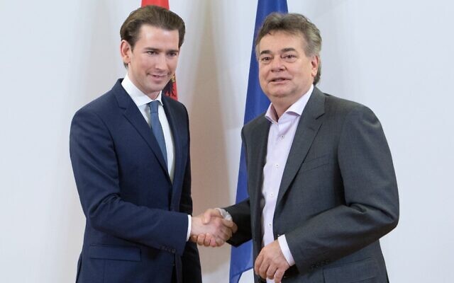En Autriche, le chef du parti du Peuple (OVP) Sebastian Kurz (gauche) et le chef du parti Vert Werner Kogler (droite) se serrent la main dans une déclaration à la presse à Vienne, le 1 janvier 2020. (Photo par ALEX HALADA / AFP) En Autriche, le chef du parti du Peuple (OVP) Sebastian Kurz (gauche) et le chef du parti Vert Werner Kogler (droite) se serrent la main dans une déclaration à la presse à Vienne, le 1 janvier 2020. (Photo par ALEX HALADA / AFP)