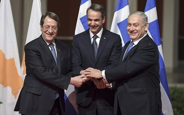 Le Premier ministre Benjamin Netanyahu (D), son homologue grec Kyriakos Mitsotakis (C) et le Président chypriote Nikos Anastasiadis se serrent la main à Athènes le 2 janvier 2020, avant la signature d'un accord pour le projet de gazoduc EastMed destiné à acheminer le gaz de la Méditerranée orientale vers l'Europe. (Aris Messins/AFP) Le Premier ministre Benjamin Netanyahu (D), son homologue grec Kyriakos Mitsotakis (C) et le Président chypriote Nikos Anastasiadis se serrent la main à Athènes le 2 janvier 2020, avant la signature d'un accord pour le projet de gazoduc EastMed destiné à acheminer le gaz de la Méditerranée orientale vers l'Europe. (Aris Messins/AFP)