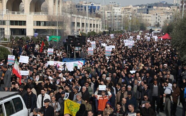 Des Iraniens manifestent contre les crimes américains dans la capitale Téhéran le 3 janvier 2020 après l'assassinat de Qassem Soleimani, un haut commandant des Gardiens de la Révolution, dans une frappe américaine sur son convoi à l'aéroport international de Baghdad. (Photo par ATTA KENARE / AFP)
