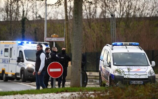 Le 3 janvier 2020, des policiers se trouvent à proximité d'un parc dans la ville de Villejuif, en banlieue parisienne. La police a abattu un homme au couteau qui a tué une personne et en a blessé au moins deux autres. (Crédit : CHRISTOPHE ARCHAMBAULT / AFP) Le 3 janvier 2020, des policiers se trouvent à proximité d'un parc dans la ville de Villejuif, en banlieue parisienne. La police a abattu un homme au couteau qui a tué une personne et en a blessé au moins deux autres. (Crédit : CHRISTOPHE ARCHAMBAULT / AFP)