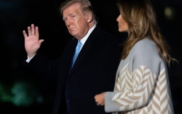 Le président américain Donald Trump et la première dame Melania Trump traversent la pelouse sud après leur arrivée à la Maison Blanche à Washington, le 5 janvier 2020, alors qu'ils reviennent d’un voyage à Mar-a-Lago à West Palm Beach, en Floride, pour les vacances. (Crédit : SAUL LOEB / AFP) Le président américain Donald Trump et la première dame Melania Trump traversent la pelouse sud après leur arrivée à la Maison Blanche à Washington, le 5 janvier 2020, alors qu'ils reviennent d’un voyage à Mar-a-Lago à West Palm Beach, en Floride, pour les vacances. (Crédit : SAUL LOEB / AFP)