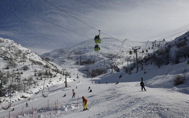 Des gens font du ski à la station du Hermon, sur le plateau du Golan, le 6 janvier 2020. (JALAA MAREY/AFP)