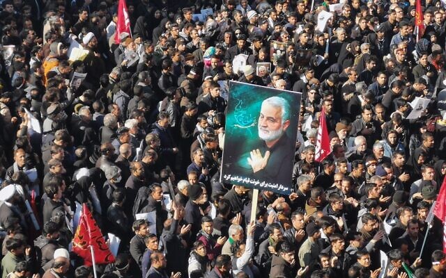 Des Iraniens se rassemblent pour l'enterrement du général Qasem Soleimani tué par les forces américaines, dans sa ville natale de Kerman, le 7 janvier 2020. (Crédit : Atta KENARE / AFP) Des Iraniens se rassemblent pour l'enterrement du général Qasem Soleimani tué par les forces américaines, dans sa ville natale de Kerman, le 7 janvier 2020. (Crédit : Atta KENARE / AFP)