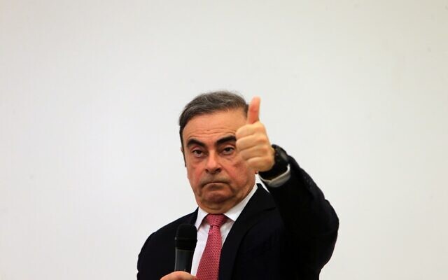 L'ancien PDG de Renalt Nissan Carlos Ghosn fait un signe de la main alors qu'il s'exprime à une foule de journalistes pour expliquer sa fuite devant la justice nippone, où il est accusé de malversations financières, au syndicat de la presse libanais, à Beyrouth, le 8 janvier 2020.
(Photo by - / AFP) L'ancien PDG de Renalt Nissan Carlos Ghosn fait un signe de la main alors qu'il s'exprime à une foule de journalistes pour expliquer sa fuite devant la justice nippone, où il est accusé de malversations financières, au syndicat de la presse libanais, à Beyrouth, le 8 janvier 2020.
(Photo by - / AFP)