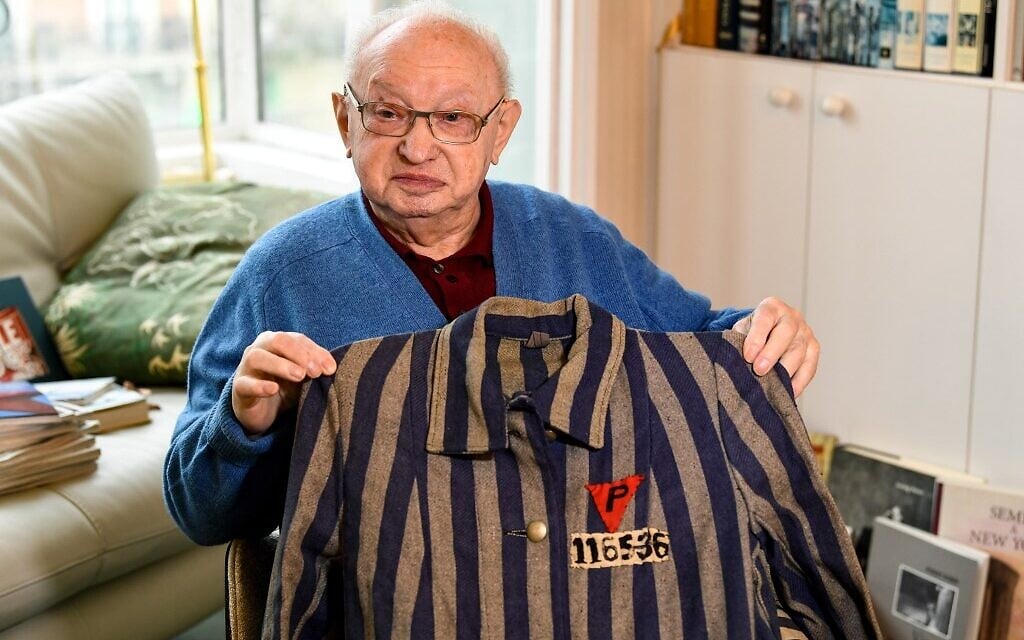 Armand Bulwa, 91 ans, survivant du camp de concentration de Buchenwald pose avec un uniforme de prisonnier politique polonais lors d'une séance photo à Paris, le 8 janvier 2020. (BERTRAND GUAY / AFP)