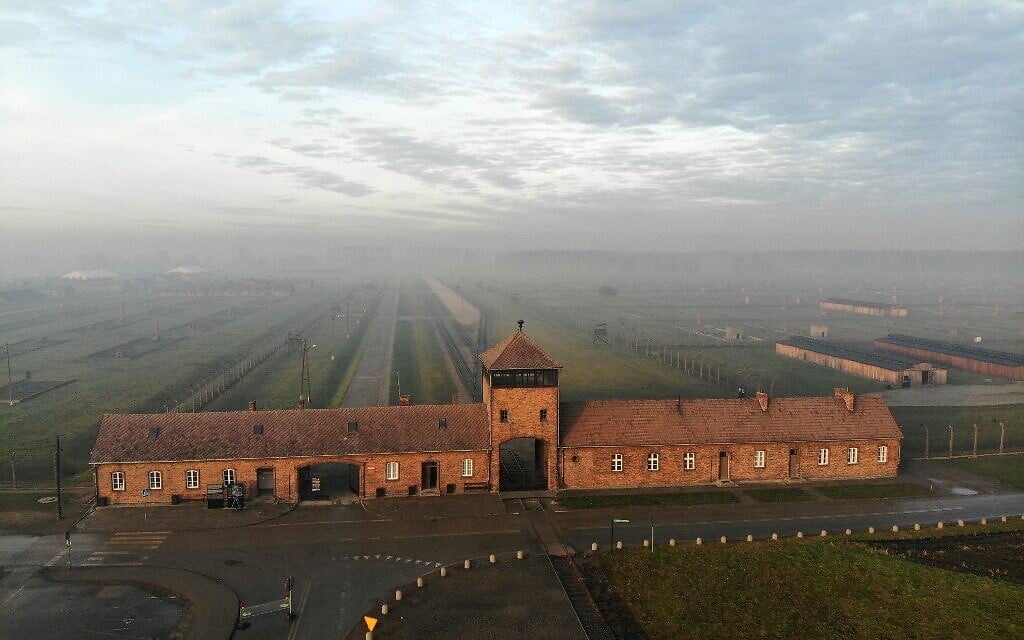 Cette photographie prise le 15 décembre 2019 à Oswiecim, en Pologne, montre une vue aérienne de l'entrée de la voie ferrée de l'ancien camp de la mort nazi allemand Auschwitz II - Birkenau avec sa tour de garde SS. (Pablo GONZALEZ / AFP)