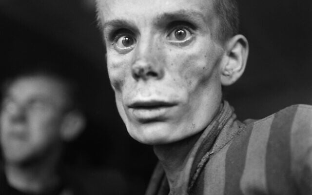 Cette photo prise le 1er mai 1945 montre un juif russe non identifié de 18 ans, prisonnier de camp, souffrant de dysenterie, à la libération du camp de concentration nazi de Dachau, près de Munich. (Crédit : Eric Schwab / AFP)