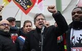 Le leader du parti de gauche français La France Insoumise (LFI), Jean-Luc Melenchon, s'adresse à un rassemblement de travailleurs en grève au dépôt de bus de la RATP à Vitry-sur-Seine, près de Paris, le 13 janvier 2020, (Crédit : Photo Ludovic Marin / AFP)
