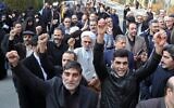 Des membres du Bassidji, une milice volontaires musulmane loyaliste aux institutions de la république islamique, assistent à la commémoration des victimes de l'accident d'avion ukrainien à l'Université de Téhéran le 14 janvier 2020. (Crédit : ATTA KENARE / AFP)