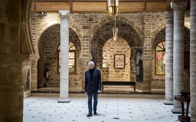 Andre Azoulay, conseiller du roi marocain, au musée juif "Bayt Dakira" (Maison de la Mémoire), dans la ville côtière marocaine d'Essaouira, le 14 décembre 2019.  (Crédit : FADEL SENNA / AFP)