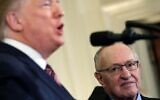 Le professeur Alan Dershowitz (à droite) écoute le président américain Donald Trump s’exprimer lors d’une réception de Hanoukka dans l’East Room de la Maison Blanche, le 11 décembre 2019. (Crédit : Mark Wilson/Getty Images North America/AFP)