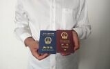 Sur une photo prise le 2 octobre 2019, on voit un homme ouïghour chinois non identifié dans la ville de Médine, tenant son passeport chinois expiré (rouge) et un document de voyage aller simple (bleu) délivré à sa place par la mission chinoise en Arabie Saoudite. (Crédit : AFP)