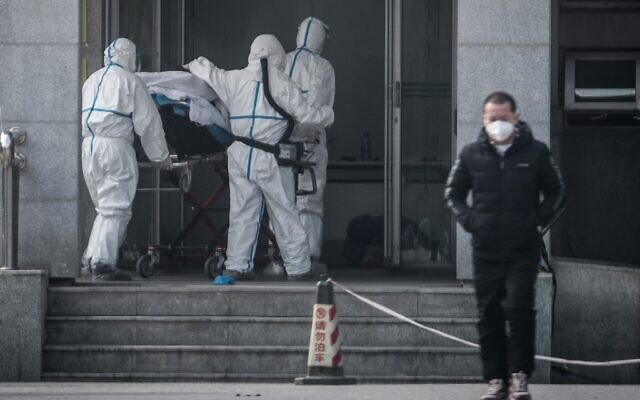 Des membres du personnel médical transportant un patient à l'hôpital de Jinyintan, où sont soignés des patients infectés par un mystérieux virus de type SRAS, à Wuhan, dans la province centrale du Hubei, en Chine, le 18 janvier 2020. (AFP) Des membres du personnel médical transportant un patient à l'hôpital de Jinyintan, où sont soignés des patients infectés par un mystérieux virus de type SRAS, à Wuhan, dans la province centrale du Hubei, en Chine, le 18 janvier 2020. (AFP)