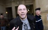 Alain Soral s'adresse aux journalistes à son arrivée au palais de justice de Paris, le 12 mars 2015. (Crédit : LOIC VENANCE / AFP)