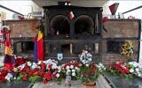Photo prise le 20 janvier 2020 dans le village autrichien de Langenstein montre des fleurs exposées devant un ancien four crématoire sur le site de l'ancien camp de concentration de Gusen, qui faisait partie du plus grand complexe autour du camp principal de Mauthausen, situé à trois kilomètres. (Crédit : JOE KLAMAR / AFP)