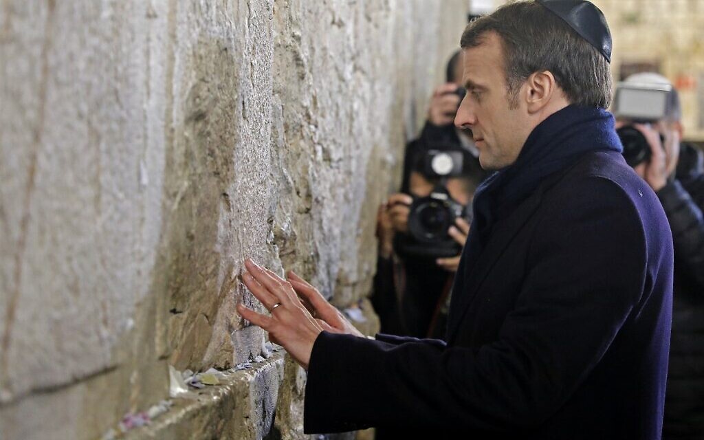 Le président français Emmanuel Macron au Mur occidental, lieu de prière le plus sacré du judaïsme, dans la Vieille Ville de Jérusalem, le 22 janvier 2020. (Crédit : Ahmad GHARABLI / AFP)
