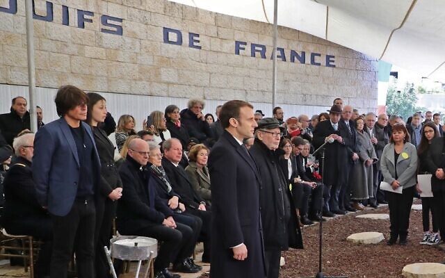 Le président français Emmanuel Macron et les chasseurs de nazis Serge et Beate Klarsfel observent une minute de silence au mémorial de la forêt de Roglit de Jérusalem, le 23 janvier 2020. (Crédit : Ludovic Marin / AFP) Le président français Emmanuel Macron et les chasseurs de nazis Serge et Beate Klarsfel observent une minute de silence au mémorial de la forêt de Roglit de Jérusalem, le 23 janvier 2020. (Crédit : Ludovic Marin / AFP)