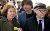 Les chasseurs de nazis Serge et Beate Klarsfeld avec leur fils Arno à un évènement au mémorial de la forêt de Roglit de Jérusalem, le 23 janvier 2020. (Crédit : Ludovic Marin / AFP)