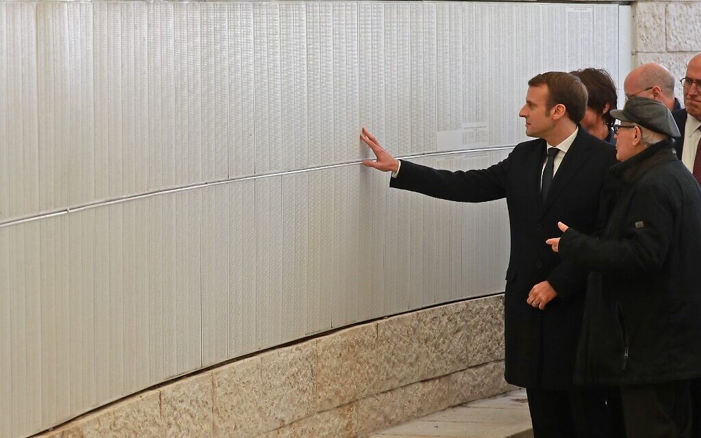 Le président français Emmanuel Macron et les chasseurs de nazis Serge et Beate Klarsfeld au mémorial de la forêt de Roglit de Jérusalem, le 23 janvier 2020. (Crédit : Ludovic Marin / AFP)