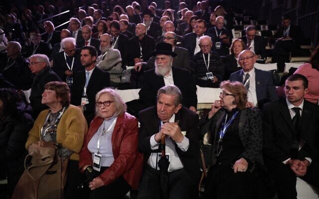 Des participants, dont des survivants de la Shoah, lors du cinquième Forum mondial de la Shoah, au mémorial de Yad Vashem, à Jérusalem, le 23 janvier 2020. (Crédit : Abir SULTAN / POOL / AFP) Des participants, dont des survivants de la Shoah, lors du cinquième Forum mondial de la Shoah, au mémorial de Yad Vashem, à Jérusalem, le 23 janvier 2020. (Crédit : Abir SULTAN / POOL / AFP)