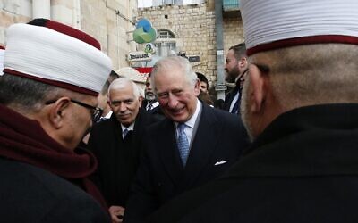 Le prince Charles d'Angleterre rencontre les religieux musulmans palestiniens aux abords de la mosquée d'Omar Ben-Al Khattab à Bethléem, le 24 janvier 2020 (Crédit :  Hazem BADER / AFP)