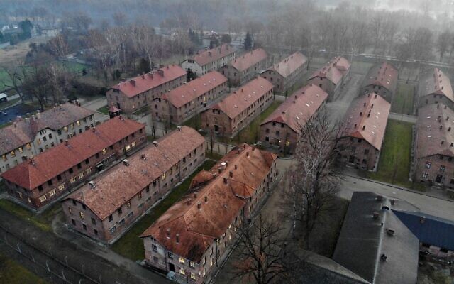 Cette image aérienne prise le 15 décembre 2019 à Oswiecim en Pologne montre les bâtiments d'Auschwitz I, qui faisait partie de l'ancien camp de la mort nazi Auschwitz-Birkenau. (Photo par Pablo GONZALEZ / AFP) Cette image aérienne prise le 15 décembre 2019 à Oswiecim en Pologne montre les bâtiments d'Auschwitz I, qui faisait partie de l'ancien camp de la mort nazi Auschwitz-Birkenau. (Photo par Pablo GONZALEZ / AFP)