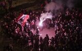 Des manifestants libanais anti-gouvernement utilisent un fumigène lors d'une manifestation à proximité du siège du gouvernement au Grand Sérail, dans le centre ville de Beyrouth, le 25 janvier 2020.
 (Photo par ANWAR AMRO / AFP)