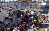 Des secouristes sortent des corps des décombres d'un bâtiment après un tremblement de terre à Elazig, à l'est de la Turquie, le 26 janvier 2020. (Photo par BULENT KILIC / AFP)