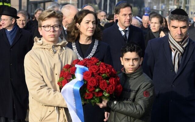 Le Premier ministre Mark Rutte et le maire Femke Halsema assistent à une marche silencieuse vers le monument "Auschwitz Never Again" lors de la Journée nationale du souvenir de l'Holocauste à Amsterdam, le 26 janvier 2020. (Crédit : ANP / AFP) / Netherlands OUT) Le Premier ministre Mark Rutte et le maire Femke Halsema assistent à une marche silencieuse vers le monument "Auschwitz Never Again" lors de la Journée nationale du souvenir de l'Holocauste à Amsterdam, le 26 janvier 2020. (Crédit : ANP / AFP) / Netherlands OUT)