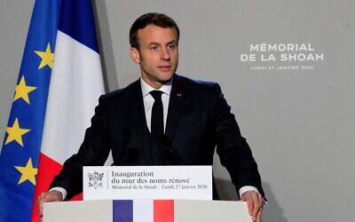 Le Président français Emmanuel Macron prononce un discours lors de l'inauguration du "Mur des noms" rénové du mémorial de la Shoah à Paris, le 27 janvier 2020, à l'occasion du 75ème anniversaire de la libération du camp de la mort nazi d'Auschwitz-Birkenau. (Crédit : Michel Euler / POOL / AFP)