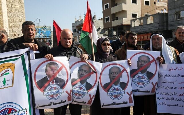 Des manifestants palestiniens scandent des slogans tout en tenant des portraits du président américain Donald Trump et du Premier ministre Benjamin Netanyahu, lors d'une manifestation contre l'annonce prévue d'un plan de paix par Trump, à Rafah, dans le sud de la bande de Gaza, le 28 janvier 2020. (Photo par SAID KHATIB / AFP)