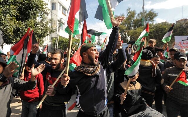 Des manifestants palestiniens scandent des slogans et agitent des drapeaux palestiniens lors d'une manifestation contre la proposition de plan de paix attendue du président américain Donald Trump dans la ville de Gaza, le 28 janvier 2020. (Photo par MAHMUD HAMS / AFP)