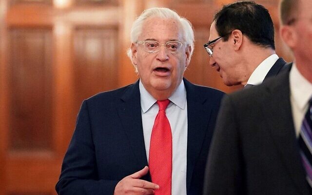 L'ambassadeur américain en Israël David Friedman (à gauche) s'entretient avec le secrétaire au Trésor américain Steven Mnuchin avant que le président américain Donald Trump et le Premier ministre israélien Benjamin Netanyahu n'annoncent le plan de paix au Moyen-Orient de Trump dans la salle Est de la Maison Blanche à Washington, DC, le 28 janvier 2020. (Mandel Ngan/AFP) L'ambassadeur américain en Israël David Friedman (à gauche) s'entretient avec le secrétaire au Trésor américain Steven Mnuchin avant que le président américain Donald Trump et le Premier ministre israélien Benjamin Netanyahu n'annoncent le plan de paix au Moyen-Orient de Trump dans la salle Est de la Maison Blanche à Washington, DC, le 28 janvier 2020. (Mandel Ngan/AFP)