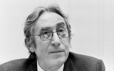 (ARCHIVES) L'ancien président du Conseil représentatif des institutions juives françaises (Crif) de l'époque, Theo Klein, le 23 mars 1983 à Paris .(Crédit : Georges BENDRIHEM / AFP)
