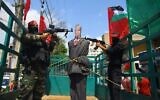 Des terroristes palestiniens du Front Populaire de Libération de la Palestine (FPLP) pointent leurs armes sur une effigie du président américain Donald Trump lors d'une manifestation dans la ville de Gaza, le 23 mai 2017. (AFP/MOHAMMED ABED)