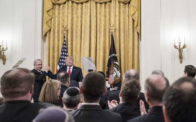 Le président américain Donald Trump et le Premier ministre Benjamin Netanyahu accordant à une conférence de presse commune dévoilant le plan de paix américain dans la salle Est de la Maison Blanche, à Washington, le 28 janvier 2020. (Crédit : Sarah Silbiger/Getty Images/AFP) Le président américain Donald Trump et le Premier ministre Benjamin Netanyahu accordant à une conférence de presse commune dévoilant le plan de paix américain dans la salle Est de la Maison Blanche, à Washington, le 28 janvier 2020. (Crédit : Sarah Silbiger/Getty Images/AFP)