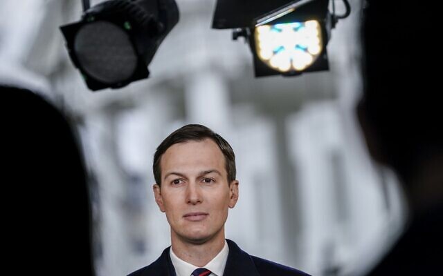 Jared Kushner lors d'une interview télévisée aux abords de la Maison Blanche à Washington, le 29 janvier 2020 (Crédit : Drew Angerer/Getty Images/AFP) Jared Kushner lors d'une interview télévisée aux abords de la Maison Blanche à Washington, le 29 janvier 2020 (Crédit : Drew Angerer/Getty Images/AFP)