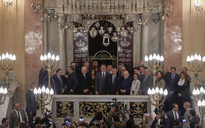 Des fidèles et des responsables assistent à l'ouverture de la synagogue Eliyahu Hanavi à Alexandrie, en Égypte, le vendredi 10 janvier 2020, trois ans après que le gouvernement égyptien a commencé les rénovations de la synagogue construite en 1354. (Crédit : AP / Hamada Elrasam)