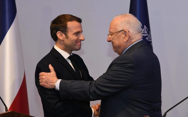Le président français Emmanuel Macron et son homologue israélien Reuven Rivlin lors de leur conférence de presse commune, à la résidence officielle du président israélien, à Jérusalem, le 22 janvier 2020. (Crédit : Haim Zach / GPO)