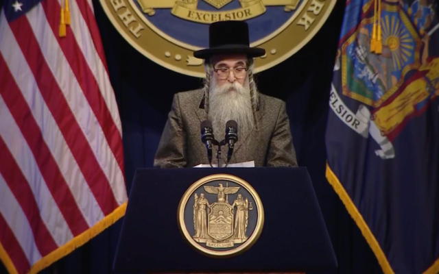 Le rabbin Chaim Rottenberg parle lors du discours sur l'état de l'Etat, NY, le 8 janvier 2020. (Crédit : 13 WHAM ABC via JTA) Le rabbin Chaim Rottenberg parle lors du discours sur l'état de l'Etat, NY, le 8 janvier 2020. (Crédit : 13 WHAM ABC via JTA)