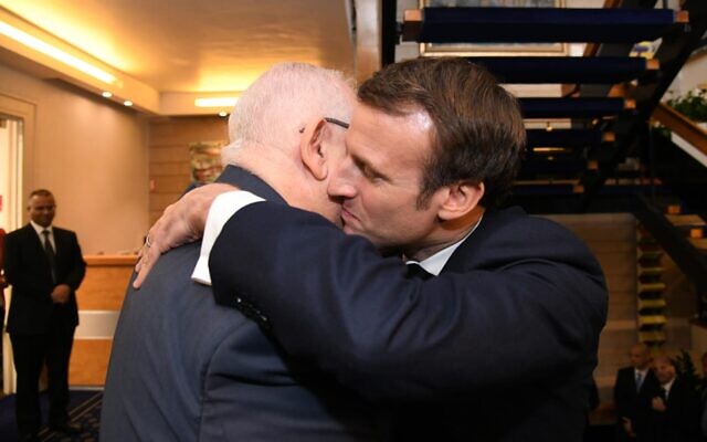 Le président français Emmanuel Macron et son homologue israélien Reuven Rivlin lors de leur conférence de presse commune, à la résidence officielle du président israélien, à Jérusalem, le 22 janvier 2020. (Crédit : Haim Zach / GPO)