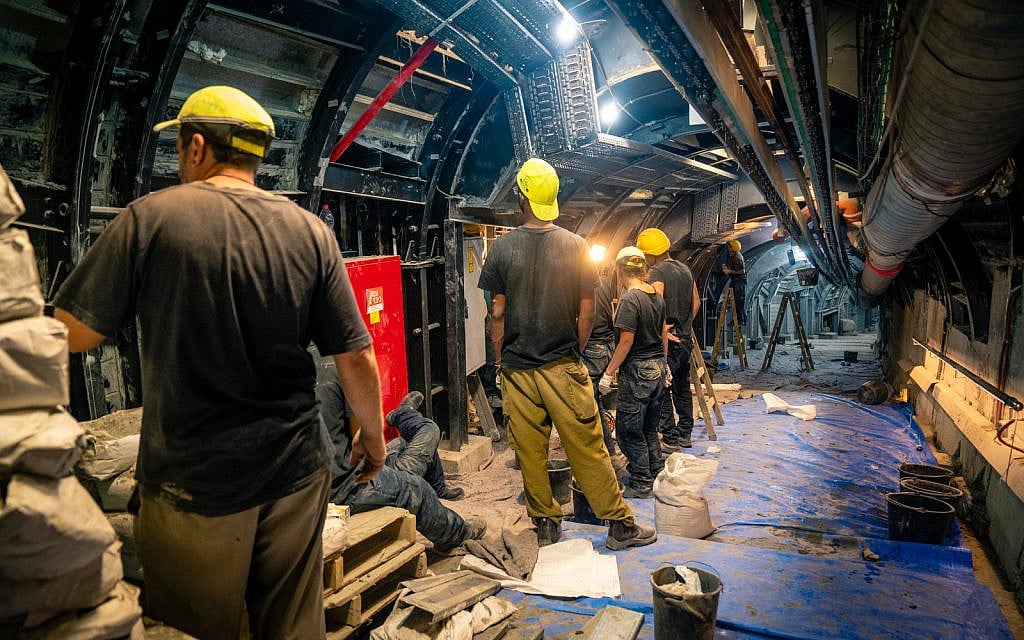 Une voie romaine connue sous le nom de Chemin de pèlerinage en cours de fouille sur le site archéologique de la Cité de David à Jérusalem, le 24 septembre 2019. (Luc Tress/Times of Israel)