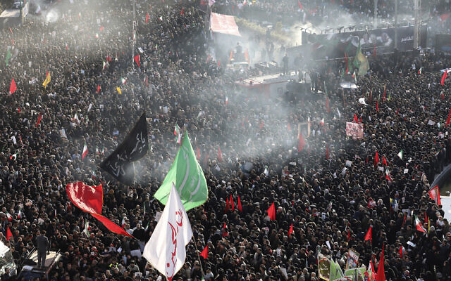 Des personnes en deuil assistent à une cérémonie funéraire sur la place Enqelab-e-Eslami (Révolution islamique) à Téhéran, en Iran, le 6 janvier 2020, pour le général iranien Qassem Soleimani et ses frères de combat, tués en Irak dans une frappe de drones américains vendredi. (Crédit : AP / Ebrahim Noroozi)