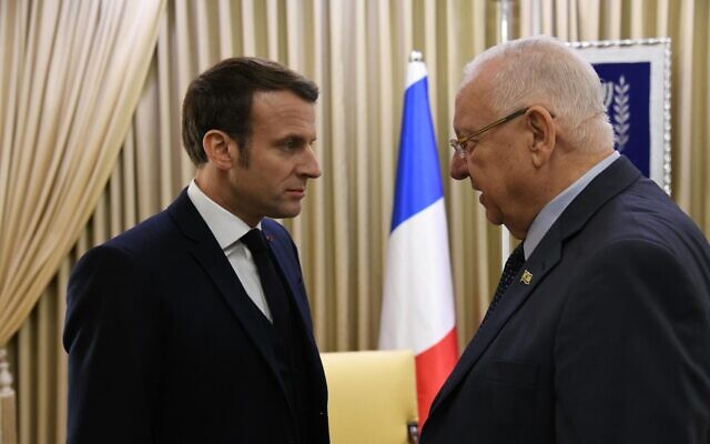 Le président français Emmanuel Macron et son homologue israélien Reuven Rivlin lors de leurs échanges, à la résidence officielle du président israélien, à Jérusalem, le 22 janvier 2020. (Crédit : Haim Zach / GPO)