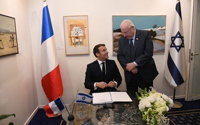Le président français Emmanuel Macron et son homologue israélien Reuven Rivlin lors de leurs échanges, à la résidence officielle du président israélien, à Jérusalem, le 22 janvier 2020. (Crédit : Haim Zach / GPO)