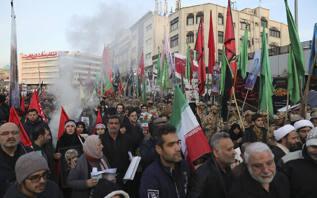 Des personnes en deuil assistent à une cérémonie funéraire sur la place Enqelab-e-Eslami (Révolution islamique) à Téhéran, en Iran, le 6 janvier 2020, pour le général iranien Qassem Soleimani et ses frères de combat, tués en Irak dans une frappe de drones américains vendredi. (Crédit : AP / Ebrahim Noroozi)
