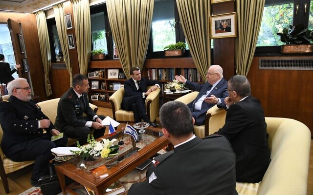 Le président français Emmanuel Macron et son homologue israélien Reuven Rivlin lors de leur réunion de travail, à la résidence officielle du président israélien, à Jérusalem, le 22 janvier 2020. (Crédit : Haim Zach / GPO)