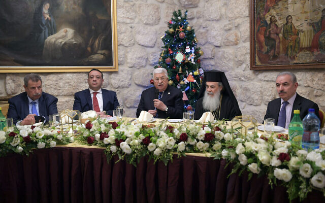 Le président de l'Autorité palestinienne Mahmoud Abbas s'exprime à un dîner à la veille du noeël orthodoxe à Bethléem, le 6 janvier 2020 (Crédit : Wafa) Le président de l'Autorité palestinienne Mahmoud Abbas s'exprime à un dîner à la veille du noeël orthodoxe à Bethléem, le 6 janvier 2020 (Crédit : Wafa)