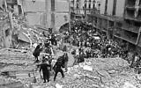 Des pompiers et des policiers recherchant des blessés après l'explosion d'une bombe à l'Association mutuelle israélite argentine (AMIA en espagnol), à Buenos Aires, le 18 juillet 1994. (Crédit : Ali Burafi/AFP/Getty Images via JTA)