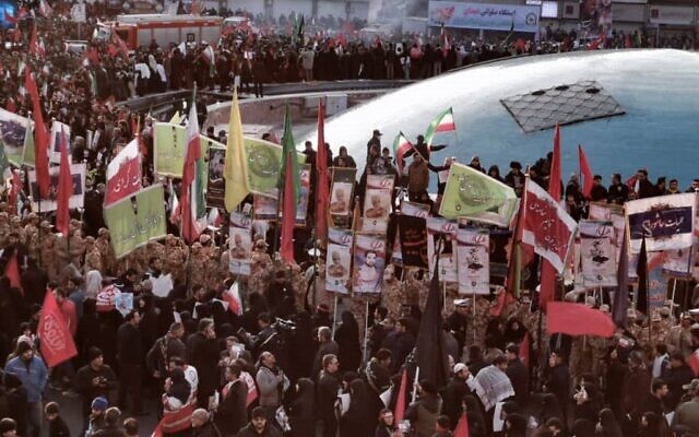 Des personnes en deuil assistent à une cérémonie funéraire sur la place Enqelab-e-Eslami (Révolution islamique) à Téhéran, en Iran, le 6 janvier 2020, pour le général iranien Qassem Soleimani et ses frères de combat, tués en Irak dans une frappe de drones américains vendredi. (Crédit : Atta KENARE / AFP)